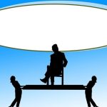 Мениджърът „мажоретка“: Защо вреди на кариерата ви и как да го разпознаете