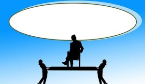 Мениджърът „мажоретка“: Защо вреди на кариерата ви и как да го разпознаете