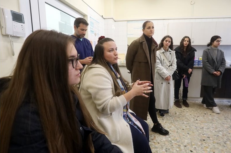 Млади филолози от СУ помагат на пациенти след инсулт в „Пирогов“ да възстановят своя говор