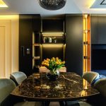 Златна нишка озарява тъмен интериор в софийски апартамент