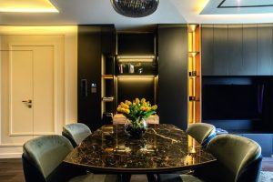 Златна нишка озарява тъмен интериор в софийски апартамент