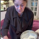 Катето Евро учи снаха си на торта „Павлова“ за Сашо Кадиев