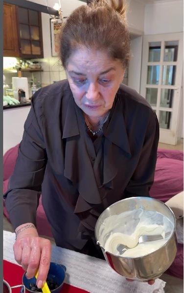 Катето Евро учи снаха си на торта „Павлова“ за Сашо Кадиев