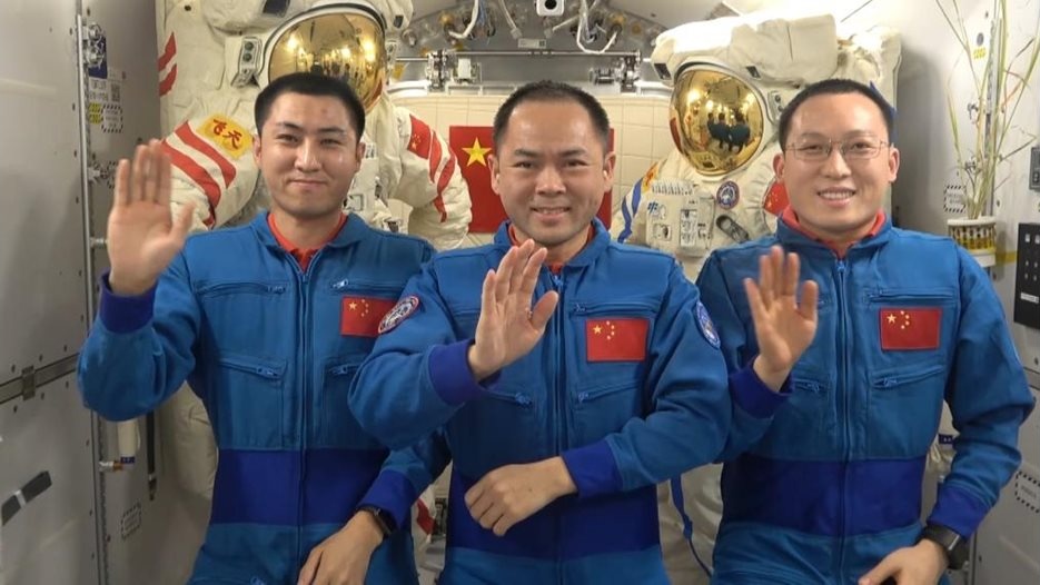Тайконавти от „Шънджоу-21“ поздравиха за Нова година от Космоса