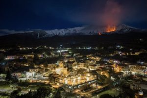 Вулканът Етна отново изригна: Лава по склоновете, няма опасност за населени места