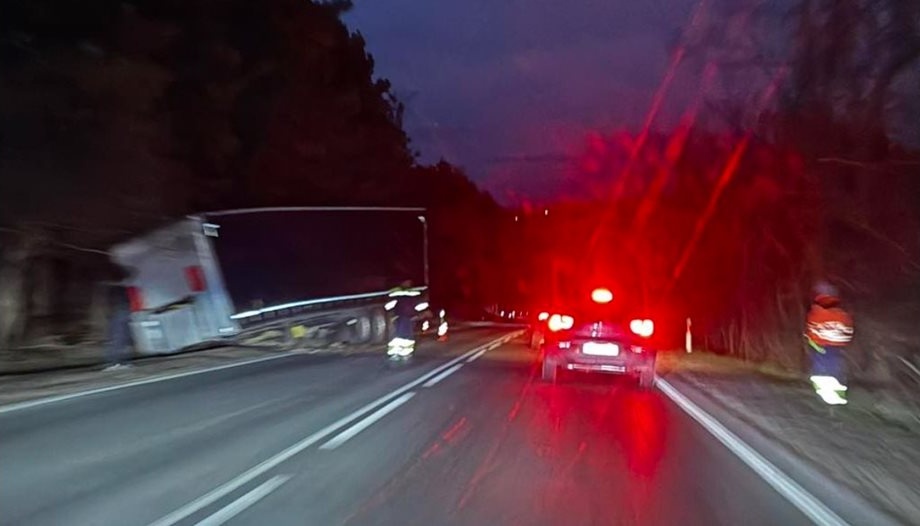 Камион самокатастрофира: Пътят Русе - Бяла затворен