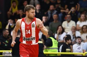 Александър Везенков поведе „Олимпиакос“ към победа в гръцкото дерби