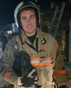 Жена обгазена при пожар в Раковски, огнеборец спаси кученце