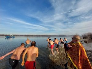 Свищов празнува Йордановден с традиционно хвърляне на кръста в Дунав