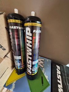 Над 600 флакона с райски газ иззети от гаражи в Пазарджик