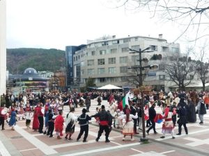 Хиляди кукери огласиха Благоевград на Фестивала на сурвакарските игри