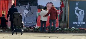 Почит към Стратега: Фенове се прощават с Димитър Пенев пред "Армията"