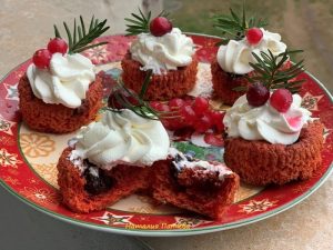 Червени кексчета с фурми: Здравословен десерт с цвекло и крема сирене