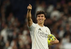 Гонсало Гарсия с хеттрик при разгром над "Бетис", "Реал" притиска "Барса"