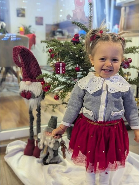 Елеонора Манева грее в конкурса "Дете под елхата"