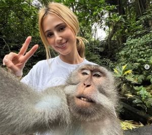 Мария Бакалова посрещна Коледа в Бали: Селфи с маймуна и нови филмови проекти