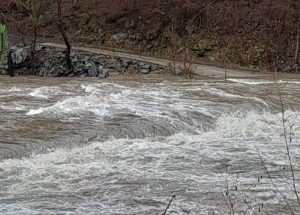 Драматично спасяване: Баща и син, блокирани от Арда, оцеляха върху багер