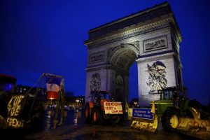 Фермери окупираха Париж: Трактори по Шанз-Елизе срещу аграрната политика на ЕС