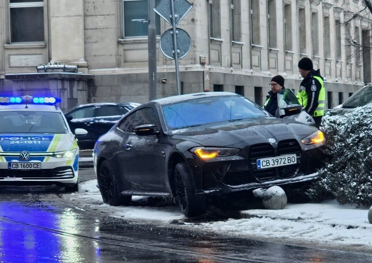 BMW се вряза в колчетата на кръговото до паметника на Васил Левски