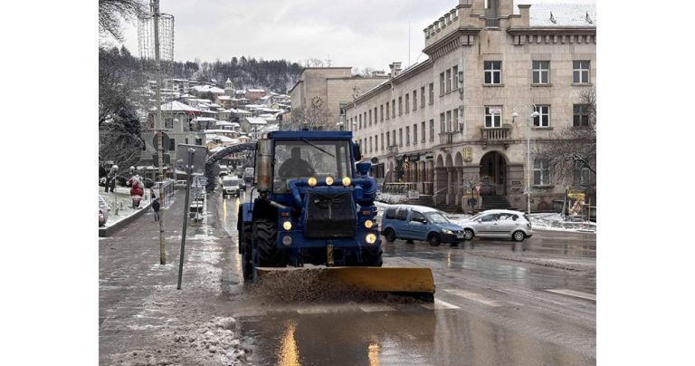Цялата снегопочистваща техника във Велико Търново е на терен заради обилния снеговалеж Цялата снегопочистваща техника във Велико Търново е на терен заради обилния снеговалеж