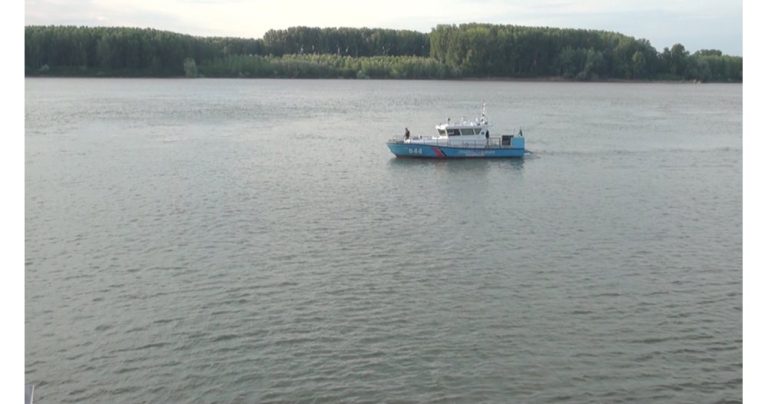 Кораб потъва срещу Свищов: Местни жители алармират за критична ситуация Кораб потъва срещу Свищов: Местни жители алармират за критична ситуация