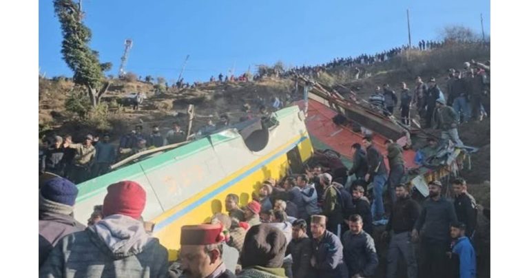 14 жертви и 52 ранени след падане на автобус в 150-метрова пропаст в Индия 14 жертви и 52 ранени след падане на автобус в 150-метрова пропаст в Индия