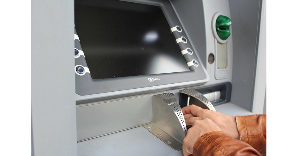 Банкомати във Велико Търново блокирани с лепило: Жители без достъп до пари