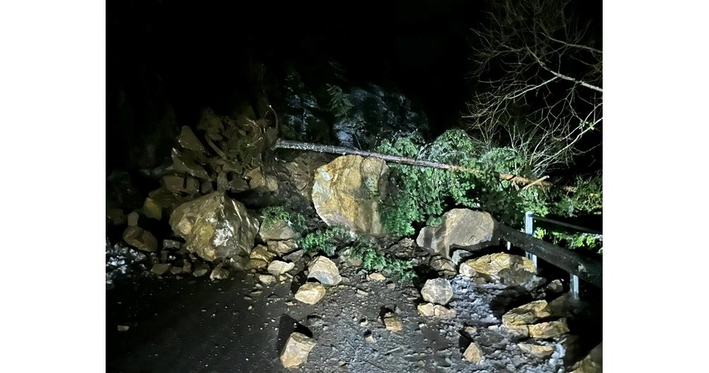 Свлачище блокира пътя Смолян – Девин край Широка лъка, движението е затруднено