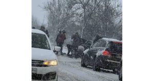 Катастрофа край Вършец: Кола с трима души се преобърна в тежка зимна обстановка