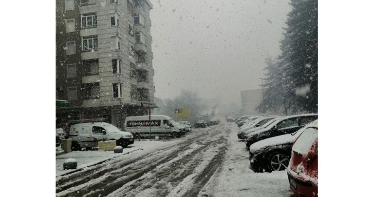 Снежна буря блокира Хърватия: Удължена ваканция за ученици, хаос в транспорта Снежна буря блокира Хърватия: Удължена ваканция за ученици, хаос в транспорта