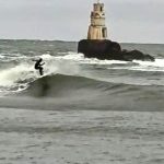 Въпреки студа: Сърфисти покоряват вълните край Ахтополския фар
