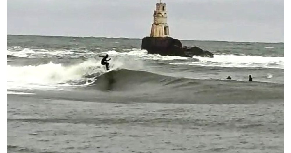 Въпреки студа: Сърфисти покоряват вълните край Ахтополския фар