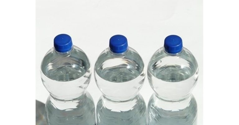 НАП реагира на 135% скок в цените на минералната вода, КЗК отчита високи надценки