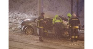 Тежка катастрофа в Русе: Шофьор е с опасност за живота след удар в стълб