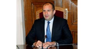 Развенчан мит: Часовникът на Румен Радев струва $518, не 15 000 евро