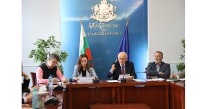 Министър Кирилов обсъди грипната обстановка с директорите на РЗИ