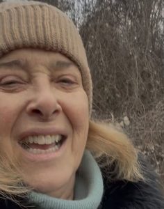 Катето Евро размразява кола със сешоар, докато синът ѝ почива на Малдивите