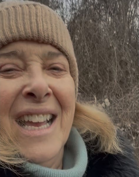 Катето Евро размразява кола със сешоар, докато синът ѝ почива на Малдивите