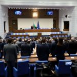 Парламентът почете Пената с минута мълчание, напрежение за еврото и имунитети