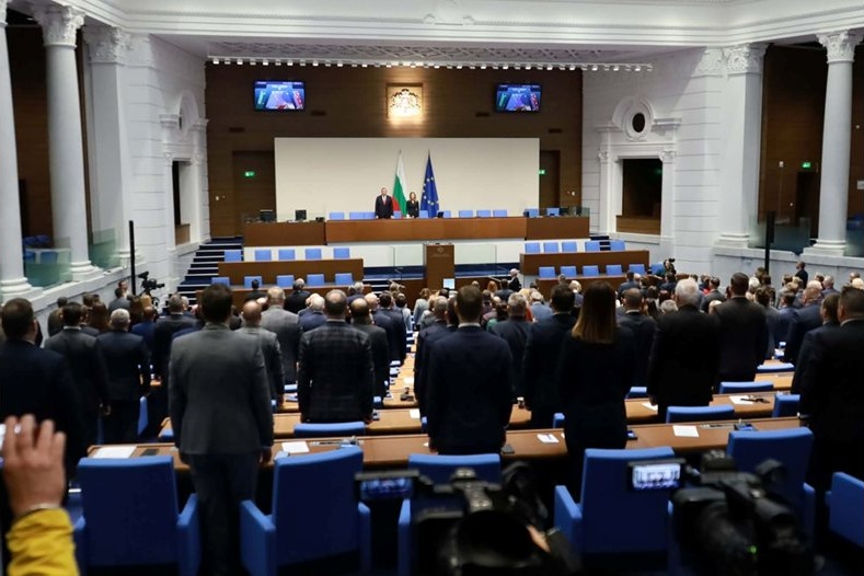 Парламентът почете Пената с минута мълчание, напрежение за еврото и имунитети