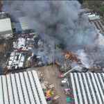 Мащабен пожар и токсичен инцидент във фабрика в Обединеното кралство, училище евакуирано