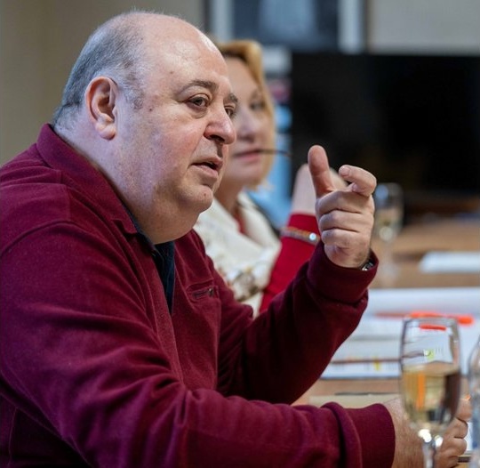 Любо Нейков влиза в ролята на „заклет ерген“ на сцената на Народния театър