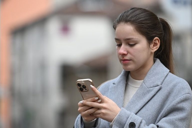 Над 800 училища с пълна забрана за телефони, законът влиза от януари 2026 г. Над 800 училища с пълна забрана за телефони, законът влиза от януари 2026 г.