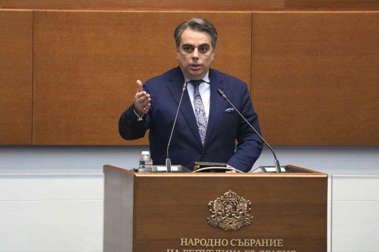 Асен Василев: Мандатът за АПС е ясен сигнал срещу Делян Пеевски Асен Василев: Мандатът за АПС е ясен сигнал срещу Делян Пеевски