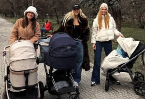 Три тв майки с бебета заедно на разходка в парка