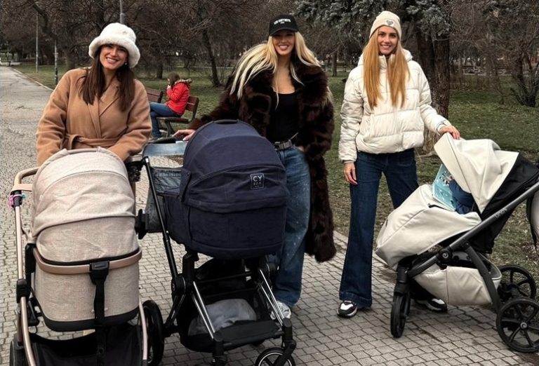 Три тв майки с бебета заедно на разходка в парка Три тв майки с бебета заедно на разходка в парка
