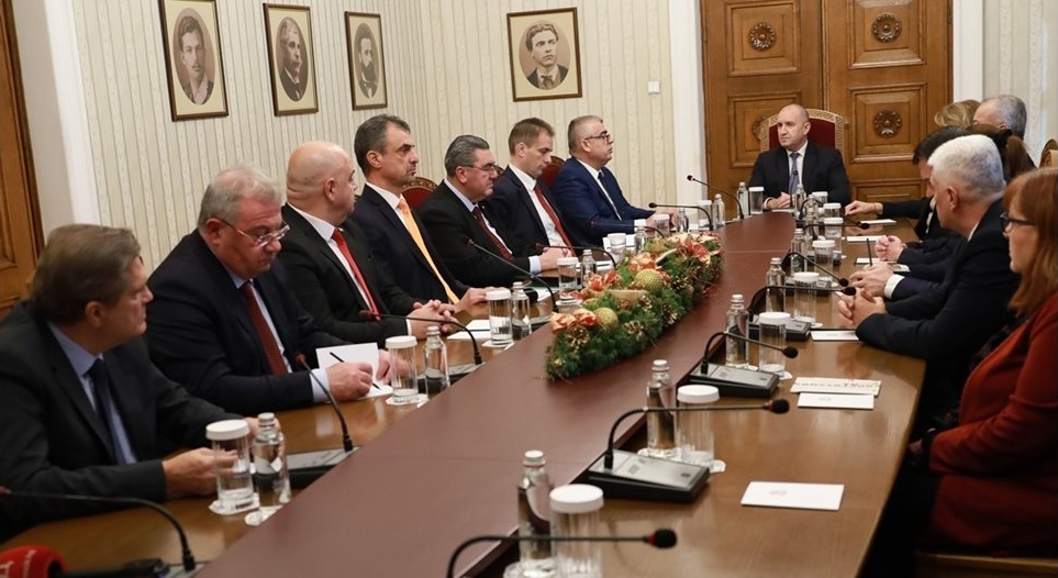 Радев и третият мандат: Избори след Великден?