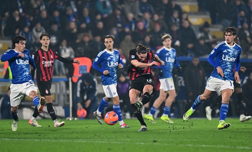 „Милан“ победи „Комо“ с обрат, съкрати разликата до „Интер“