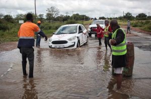 Над 100 жертви от наводнения в Южна Африка, броят им расте