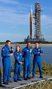 Ракетата SLS на НАСА пое към стартовата площадка за мисия до Луната